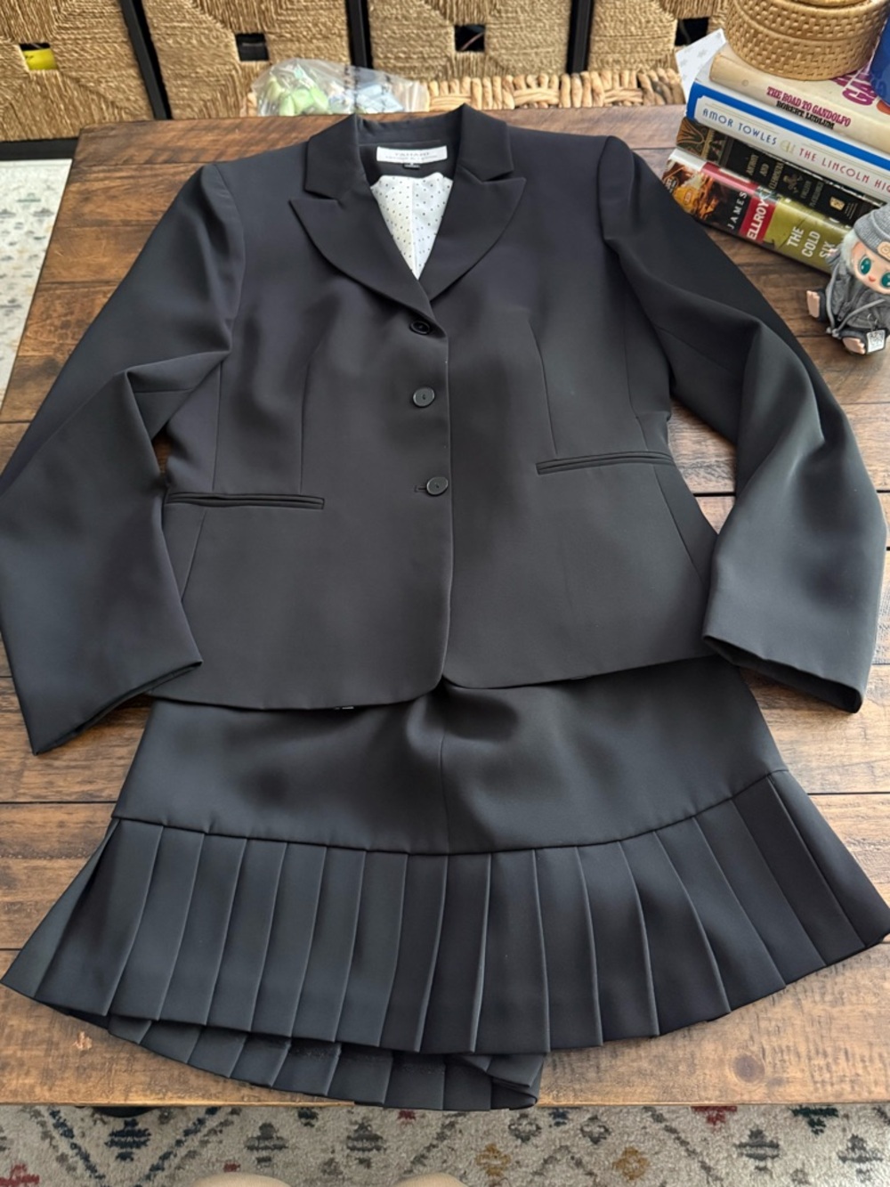 Sz 8 Tahari Classic Black Women's Blazer and Pleated Skirt Suit Set